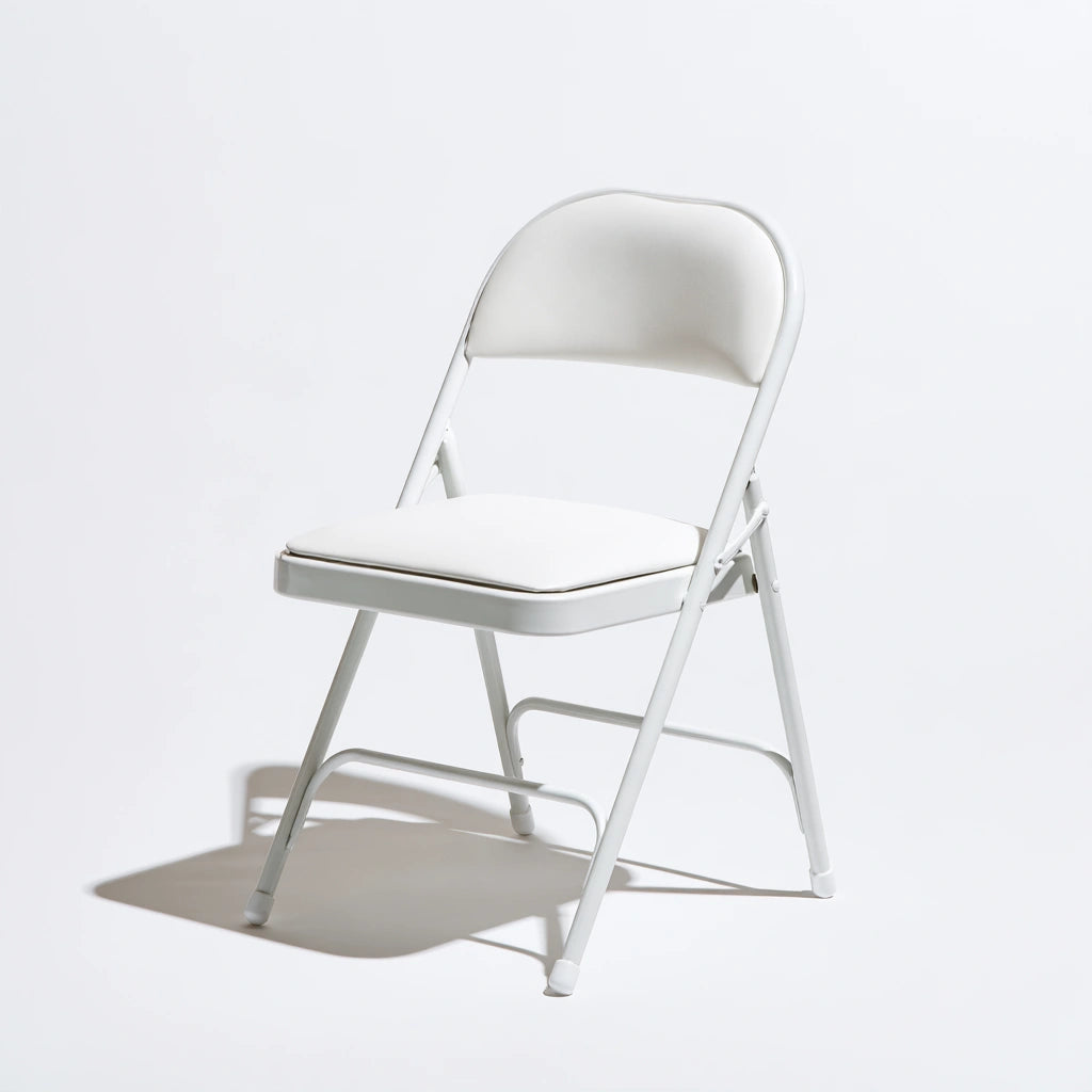 Chaise pliante aux lignes épurées, coloris blanc